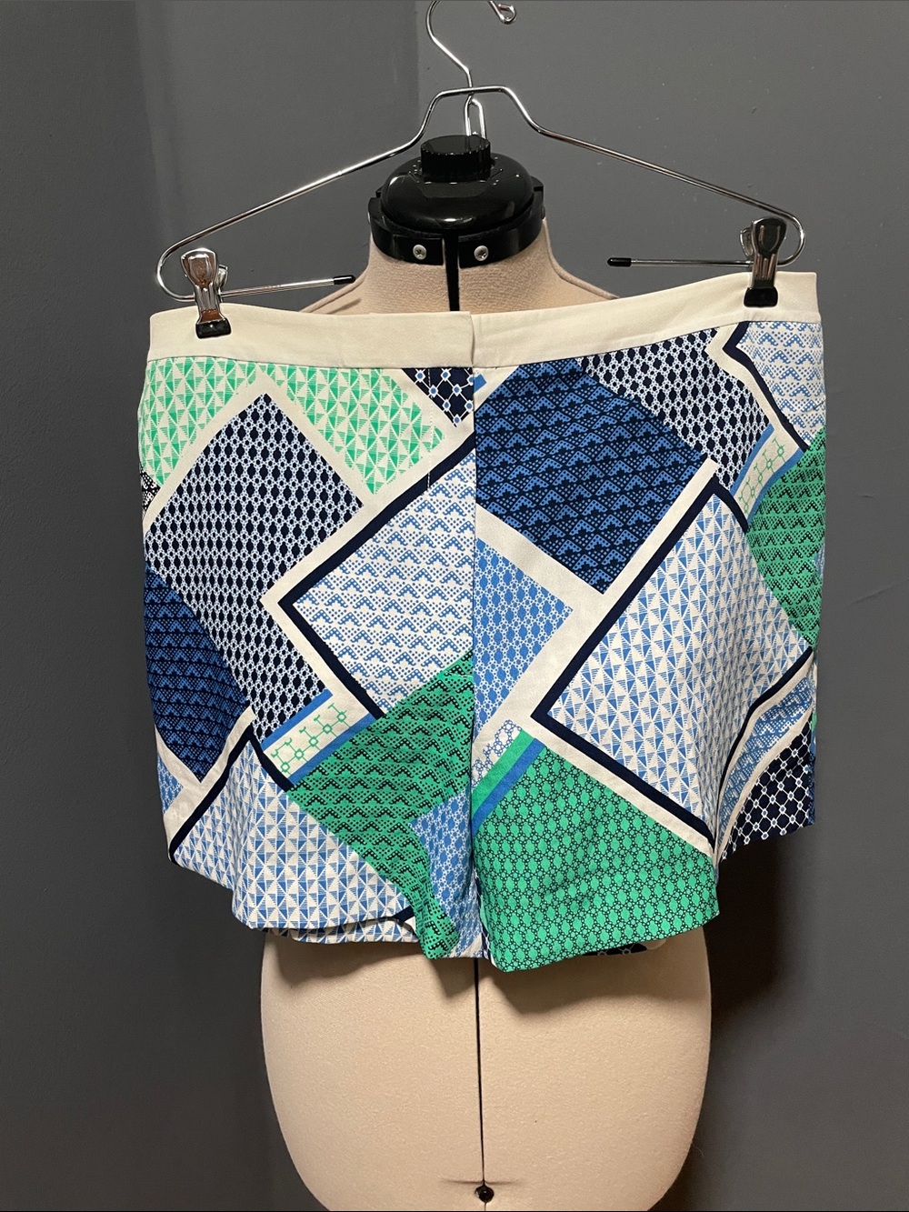 Tommy Hilfiger Colorblock Geometric Women’s Shorts in Blue, Green Size-12 NWOT